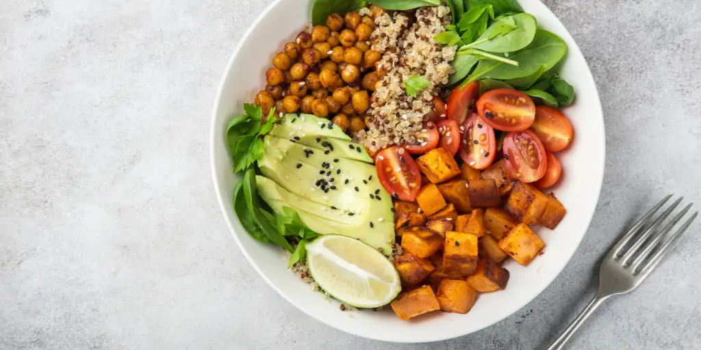 Salad Quinoa dengan Salmon Panggang: Omega-3 dan Protein untuk Kulit Kencang